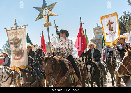 Mexikanische Cowboys kommen für die katholische Messe am Klondike Mountain am Ende der jährlichen Wallfahrt Cabalgata de Cristo Rey 6. Januar 2017 in Guanajuato, Mexiko. Tausende von mexikanischen Cowboys und Pferd beteiligen sich die drei-Tages-Fahrt zum Berggipfel Schrein des Cristo Rey. Stockfoto