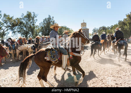 Mexikanische Cowboys kommen für die katholische Messe am Klondike Mountain am Ende der jährlichen Wallfahrt Cabalgata de Cristo Rey 6. Januar 2017 in Guanajuato, Mexiko. Tausende von mexikanischen Cowboys und Pferd beteiligen sich die drei-Tages-Fahrt zum Berggipfel Schrein des Cristo Rey. Stockfoto