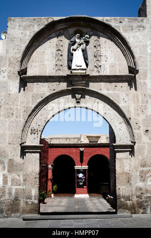 Convento de Santa Catalina, Monumento Barroco kolonialen de Arequipa (Siglo XVI), de Piedra sillar (Volcánica). Stockfoto