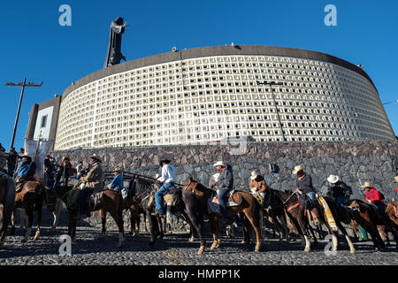 Mexikanische Cowboys kommen zum Cristo Rey Schrein an der Spitze Klondike Mountain am Ende der Wallfahrt Cabalgata de Cristo Rey 6. Januar 2017 in Guanajuato, Mexiko. Tausende von mexikanischen Cowboys beteiligen sich die drei-Tages-Fahrt zum Berggipfel Schrein des Cristo Rey. Stockfoto