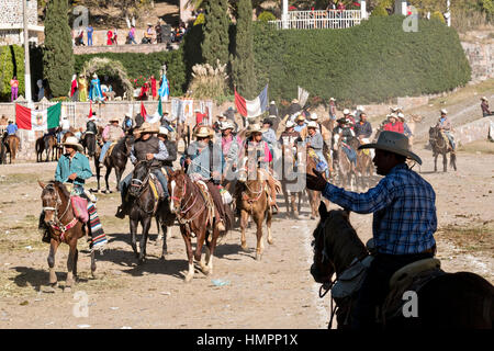 Mexikanische Cowboys kommen für die katholische Messe am Klondike Mountain am Ende der jährlichen Wallfahrt Cabalgata de Cristo Rey 6. Januar 2017 in Guanajuato, Mexiko. Tausende von mexikanischen Cowboys und Pferd beteiligen sich die drei-Tages-Fahrt zum Berggipfel Schrein des Cristo Rey. Stockfoto