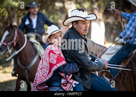 Mexikanische Cowboys kommen für die katholische Messe am Klondike Mountain am Ende der jährlichen Wallfahrt Cabalgata de Cristo Rey 6. Januar 2017 in Guanajuato, Mexiko. Tausende von mexikanischen Cowboys und Pferd beteiligen sich die drei-Tages-Fahrt zum Berggipfel Schrein des Cristo Rey. Stockfoto