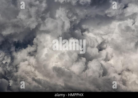 schwere Wolkenformationen Medellin Kolumbien Südamerika, Stockfoto