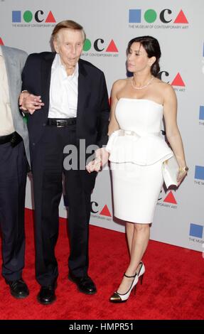 Sumner Redstone und Freundin Sydney Holland besuchen Sie das Museum of Contemporary Art Los Angeles - ja! -MOCA Gala am 20. April 2013, in Los Angeles, Kalifornien. Foto von Francis Specker Stockfoto