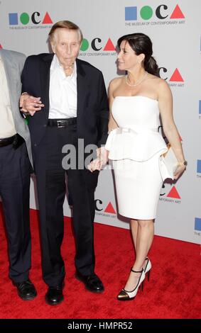 Sumner Redstone und Freundin Sydney Holland besuchen Sie das Museum of Contemporary Art Los Angeles - ja! -MOCA Gala am 20. April 2013, in Los Angeles, Kalifornien. Foto von Francis Specker Stockfoto