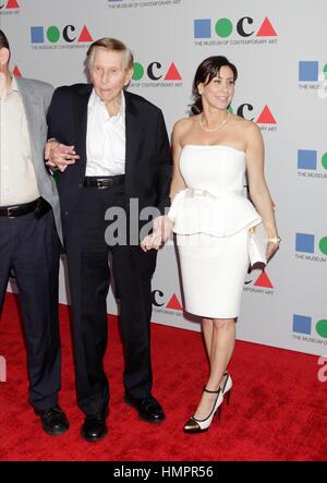 Sumner Redstone und Freundin Sydney Holland besuchen Sie das Museum of Contemporary Art Los Angeles - ja! -MOCA Gala am 20. April 2013, in Los Angeles, Kalifornien. Foto von Francis Specker Stockfoto