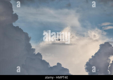 27. Oktober 2016 Medellin, Kolumbien: ein Hubschrauber fliegt durch die Wolken in die zweitgrößte Stadt in der Grafschaft Stockfoto