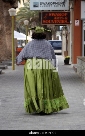 Herero-Frau in traditioneller Kleidung bei Swakopmund in Namibia Stockfoto