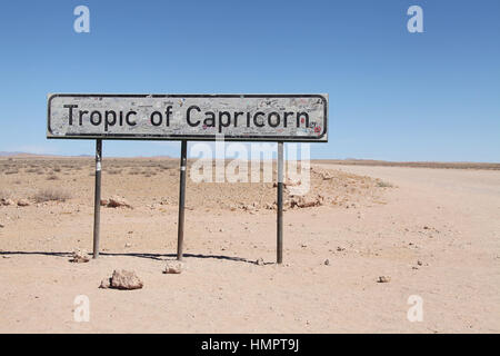 Wendekreis des Steinbocks Zeichen auf einem Schotterweg in Namibia Stockfoto