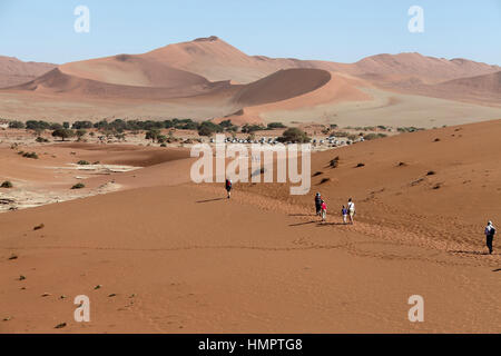 Wandern im Sossusvlei im Namib-Naukluft-Nationalpark Stockfoto