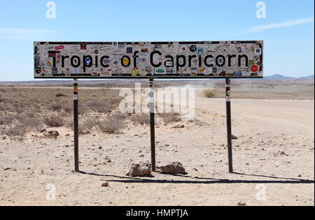 Wendekreis des Steinbocks Zeichen auf einem Schotterweg in Namibia Stockfoto