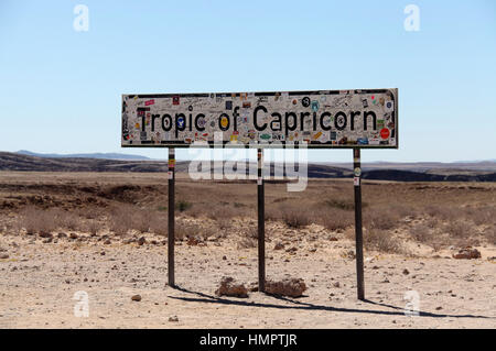 Wendekreis des Steinbocks Zeichen auf einem Schotterweg in Namibia Stockfoto