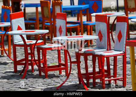 bunte Kuh verstecken Stühle im Freien auf der Café Terrasse in El Jardin Kolumbien Stockfoto