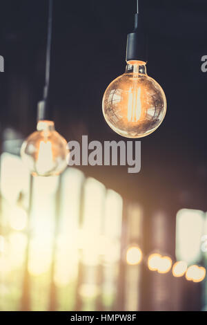 Retro-Glühbirne im Café oder Café Innenarchitektur Loft Stil modern Vintage Dekoration hängen. Stockfoto