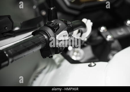 Mit einem Horn-Symbol zeigen, auf dem Horn-Pad im Motorrad-Lenker hautnah. Stockfoto
