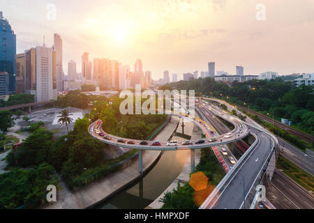Verkehr und Straße mit Stadt in Kuala Lumpur, Malaysia Stockfoto