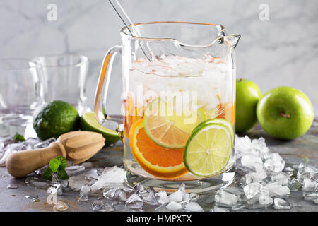 Infundierten Wasser mit Zitrusfrüchten in einen Krug Stockfoto