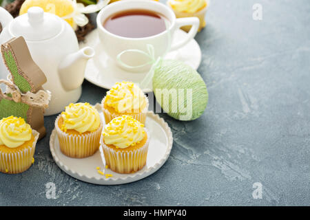 Zitronen-Cupcakes mit Zuckerguss zu Ostern gelb Stockfoto