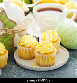 Zitronen-Cupcakes mit Zuckerguss zu Ostern gelb Stockfoto