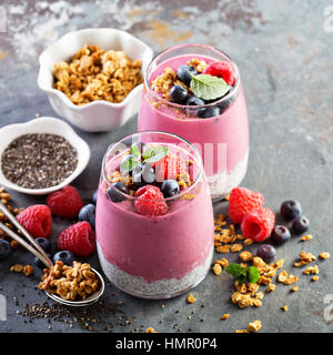 Chia Pudding Parfait mit Beeren-Smoothie und Müsli Stockfoto