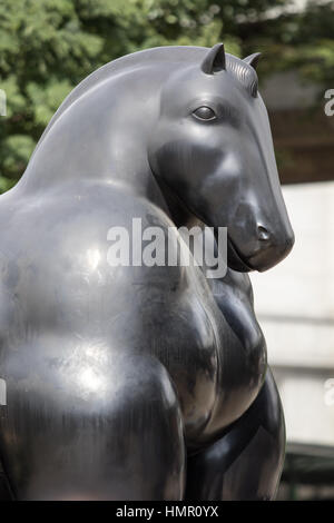 16. Oktober 2016 Medellin, Kolumbien: Closeup Details Botero surrealistischen Pferd Statue im Zentrum Stadt öffentlich angezeigt Stockfoto