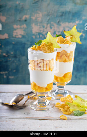 Mango und Müsli Joghurt Parfait in hohe Gläser Stockfoto