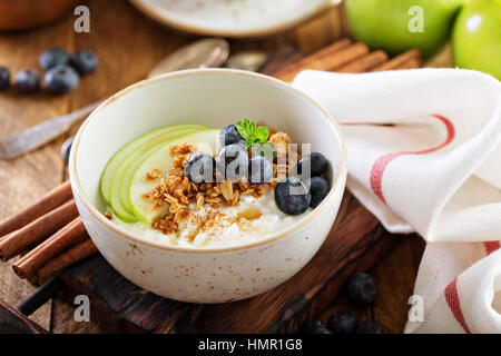 Quark zum Frühstück mit Müsli und Obst Stockfoto