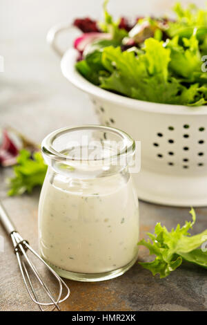 Hausgemachte Ranch Dressing in ein kleines Glas mit frischem Grün Stockfoto