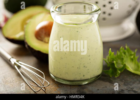 Hausgemachte Avocado Ranch Dressing in ein kleines Glas mit frischem Grün Stockfoto