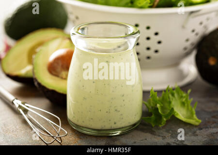 Hausgemachte Avocado Ranch Dressing in ein kleines Glas mit frischem Grün Stockfoto