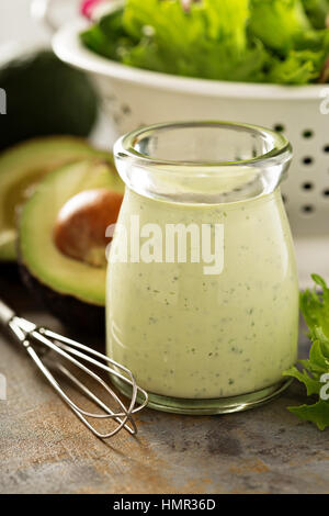 Hausgemachte Avocado Ranch Dressing in ein kleines Glas mit frischem Grün Stockfoto