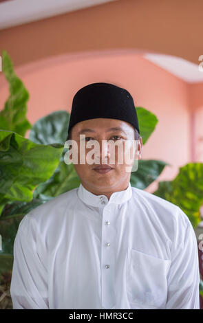 Porträt eines Brunei-Mannes, der freiwillig zum Islam konvertierte, gesehen bei seiner Einweihungszeremonie im Familienhaus in der Nähe von Menangah im Zentrum von Brunei. © Time-Snaps Stockfoto