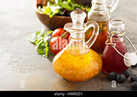 Sortiment der Vinaigrette-Salat-Dressings in Glasflaschen Stockfoto