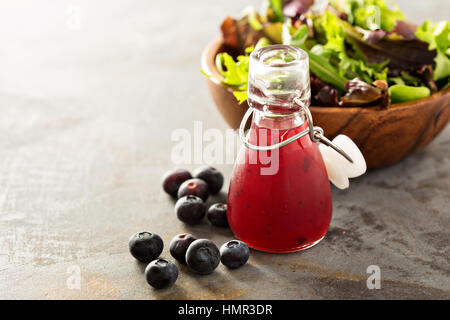 Heidelbeer-Vinaigrette Salatsauce in kleinen Flasche Stockfoto