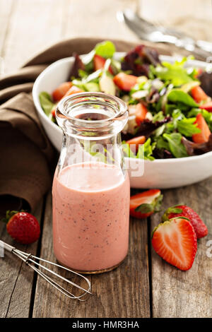 Erdbeer-Mohn-Samen-Salat-Dressing in einer Glasflasche Stockfoto