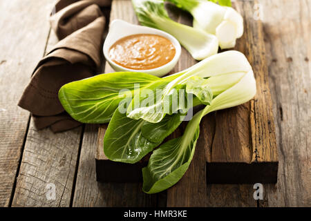 Baby Bok Choy mit würziger Erdnusssauce Stockfoto