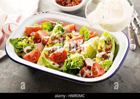 Keil-Salat mit Baby-Salat, Kirschtomaten, Speck und ranch Dressing brütete über Stockfoto