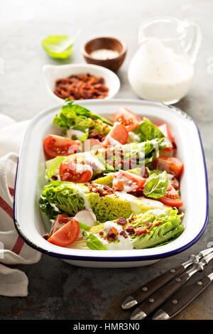 Keil-Salat mit Baby-Salat, Kirschtomaten, Speck und ranch dressing Stockfoto