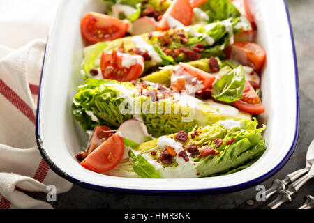 Keil-Salat mit Baby-Salat, Kirschtomaten, Speck und ranch dressing Stockfoto