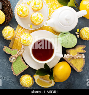 Zitronen-Cupcakes mit Zuckerguss zu Ostern gelb Stockfoto