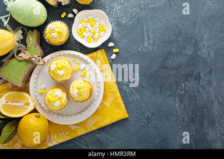 Zitronen-Cupcakes mit Zuckerguss zu Ostern gelb Stockfoto