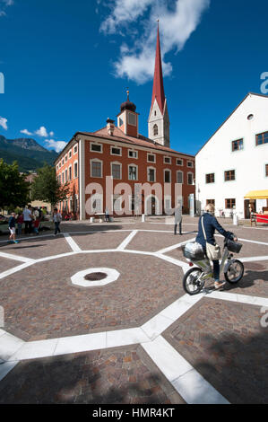 Schlanders (Schlanders), quadratisch mit Rathaus und der Turm der Pfarrkirche Maria Himmelfahrt, Val Venosta (Vinschgau), Trentino Alto Adige, Italien Stockfoto