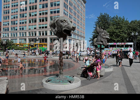 "Kreis der Tiere/Zodiac Heads" des chinesischen Künstlers Ai Weiwei in der Rose Kennedy Greenway Conservancy, Boston, MA, Vereinigte Staaten von Amerika. Stockfoto