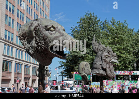 "Kreis der Tiere/Zodiac Heads" des chinesischen Künstlers Ai Weiwei in der Rose Kennedy Greenway Conservancy, Boston, MA, Vereinigte Staaten von Amerika. Stockfoto