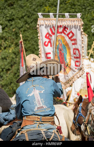 Mexikanische Cowboys kommen für die katholische Messe am Klondike Mountain am Ende der jährlichen Wallfahrt Cabalgata de Cristo Rey 6. Januar 2017 in Guanajuato, Mexiko. Tausende von mexikanischen Cowboys und Pferd beteiligen sich die drei-Tages-Fahrt zum Berggipfel Schrein des Cristo Rey. Stockfoto