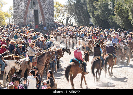 Mexikanische Cowboys kommen für die katholische Messe am Klondike Mountain am Ende der jährlichen Wallfahrt Cabalgata de Cristo Rey 6. Januar 2017 in Guanajuato, Mexiko. Tausende von mexikanischen Cowboys und Pferd beteiligen sich die drei-Tages-Fahrt zum Berggipfel Schrein des Cristo Rey. Stockfoto