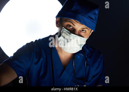 Doktor Surgeory im Krankenhaus-Look in der Kamera zu tun Stockfoto