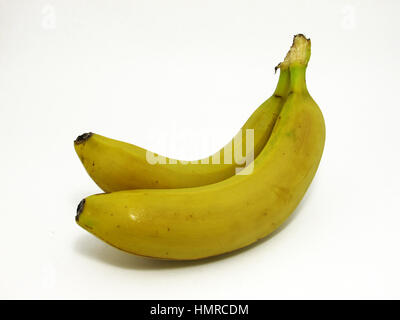 Zwei gelbe reife Bananen auf weißem Hintergrund Stockfoto