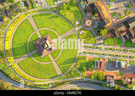 Ciudad Mitad del Mundo oder in der Mitte der Weltstadt in Quito Ecuador mit der gelben Linie zwischen Südlich von der nördlichen Hemisphäre vertikale Luftaufnahme Stockfoto