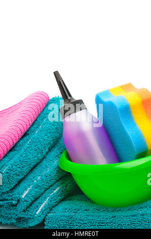 Handtücher, Servietten, Schwamm, Reinigungsmittel, isoliert auf weiss Stockfoto